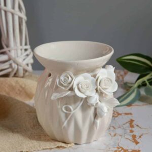Aroma lamp with porcelain flowers