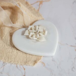 Decorative heart figurine from the White Flowers series
