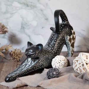 Cat statuette with white dots