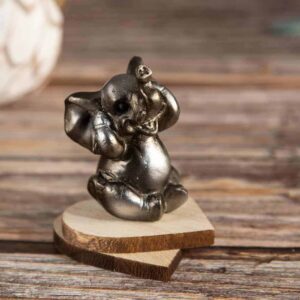 Decorative elephants figurine