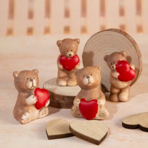 Decorative figurine - Bear holding a heart