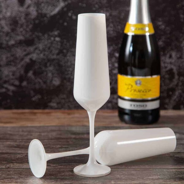 Champagne glasses in white from the Sandra set