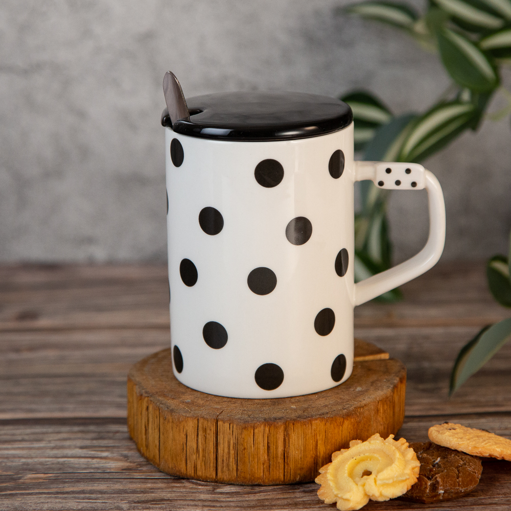 Gift Mug with Lid and Spoon - Black and White 330ml - Image 3