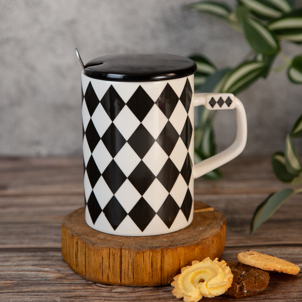Gift Mug with Lid and Spoon - Black and White 330ml - Image 4