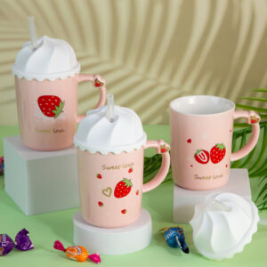 Gift Mug with Lid and Spoon - Strawberries 350ml