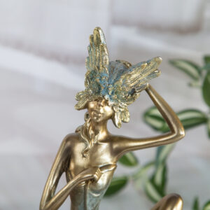 Decorative statuette - Woman with mask 3