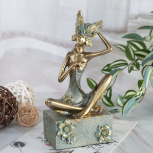 Decorative statuette - Woman with mask 3