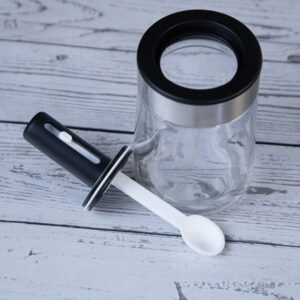 Spice jar with built-in spoon
